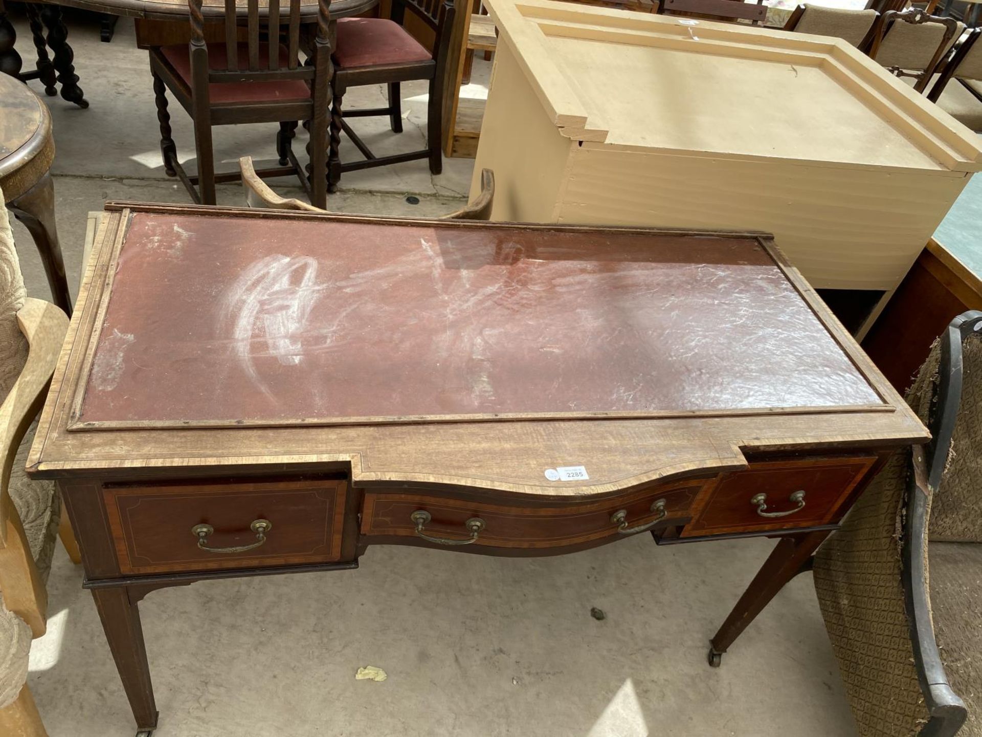 AN EDWARDIAN AND MAHOGANY INLAY DESK ON TAPERED LEGS AND SPADE FEET - Image 2 of 5