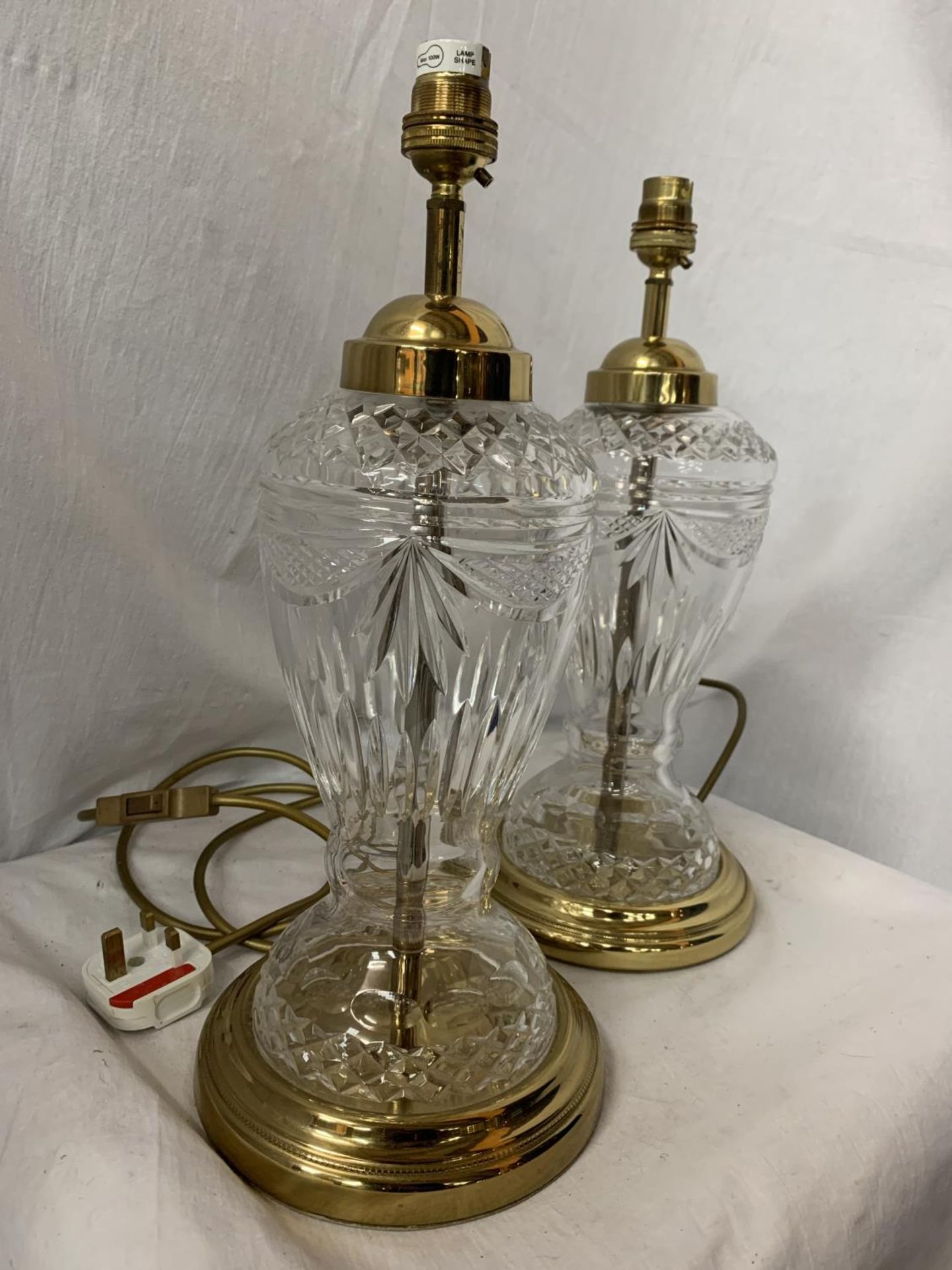 A PAIR OF CUT GLASS TABLE LAMPS WITH BRASS EMBELLISHMENT H: 40CM - Image 2 of 4