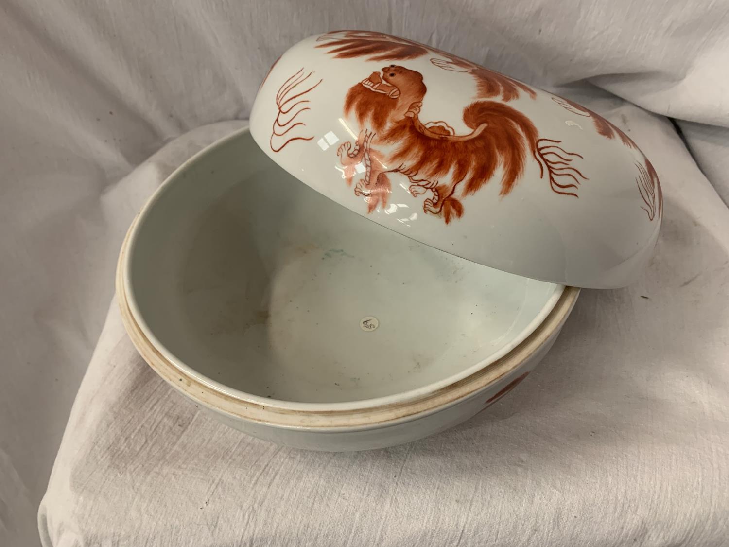 A LARGE LIDDED CERAMIC BOWL WITH ORIENTAL LION FOO DOG PAINTED DECORATION AND ORIENTAL MARKINGS DIA: - Image 2 of 5