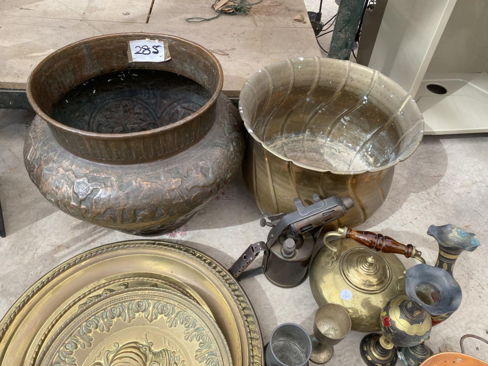 A LARGE QUANTITY OF BRASS WARE TO INCLUDE CHARGERS, AN OIL LAMP AND PLANTERS ETC - Image 2 of 4