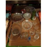 AN ASSORTMENT OF GLASS ITEMS TO ALSO INCLUDE A SILVER PLATE COMPORT AND DECORATIVE FRUIT BOWL