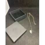A MARKED 925 SILVER PENDANT WITH BI COLOUR HEART SHAPED FOB IN A PRESENTATION BOX