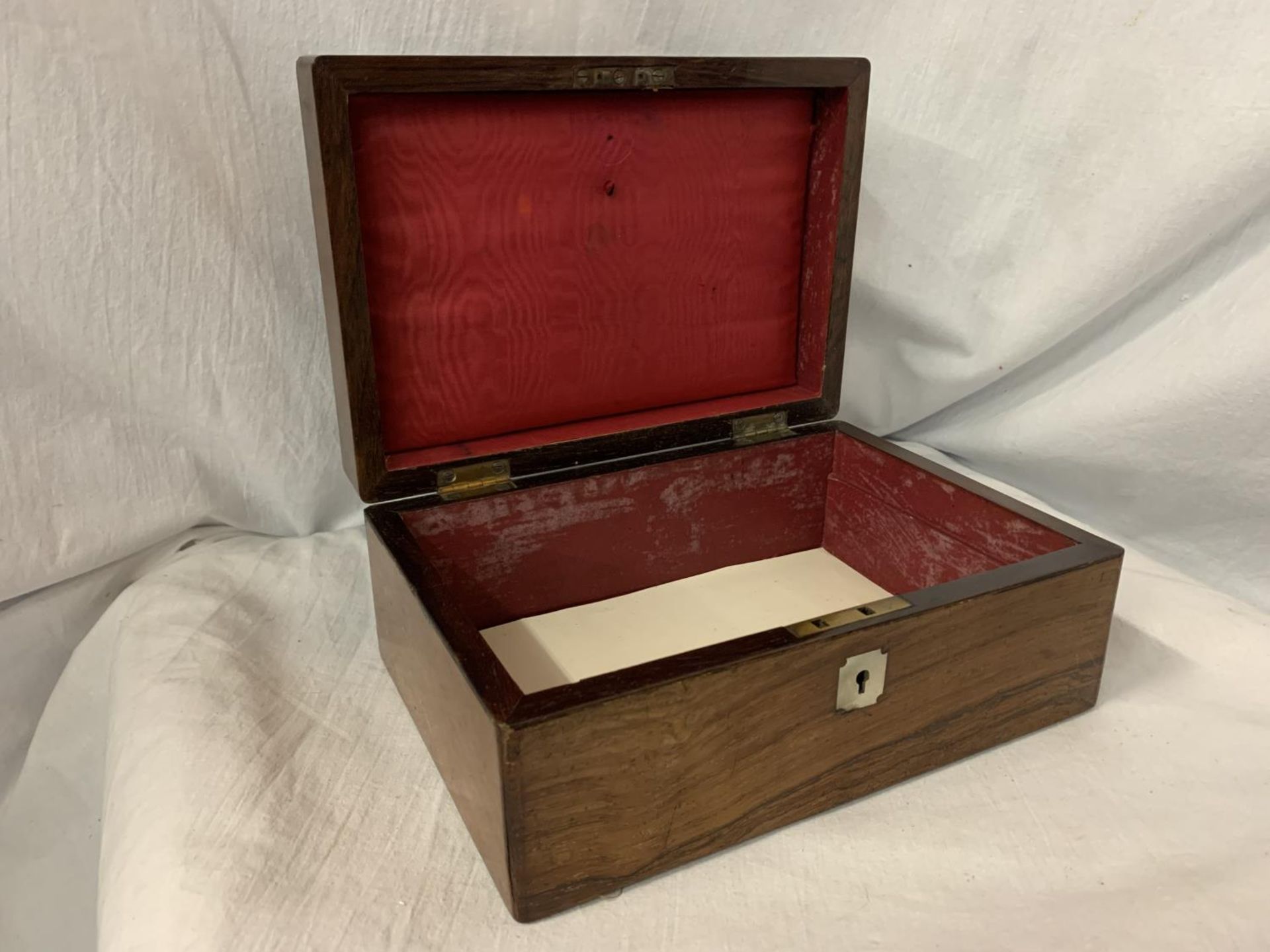 A VINTAGE MAHOGANY BOX WITH MOTHER OF PEARL INLAID STAMP 1705CM X 14.5CM X 24.5CM - Image 3 of 3