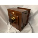 A LARGE MAHOGANY ENROS & CO VINTAGE CAMERA WITH BRASS DETAIL 31CM X 35CM X 29CM