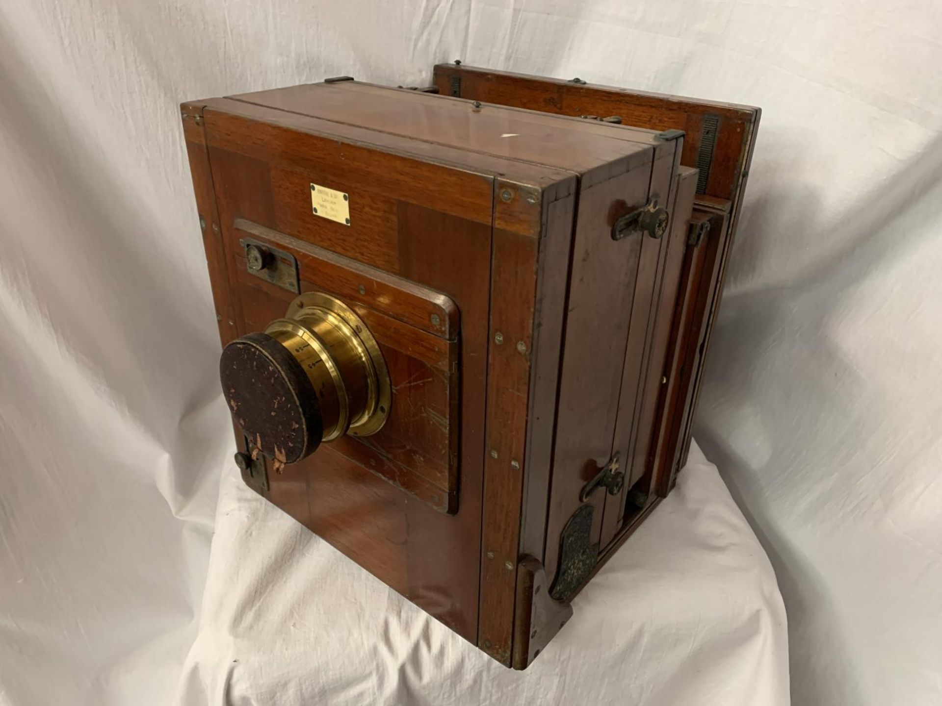 A LARGE MAHOGANY ENROS & CO VINTAGE CAMERA WITH BRASS DETAIL 31CM X 35CM X 29CM