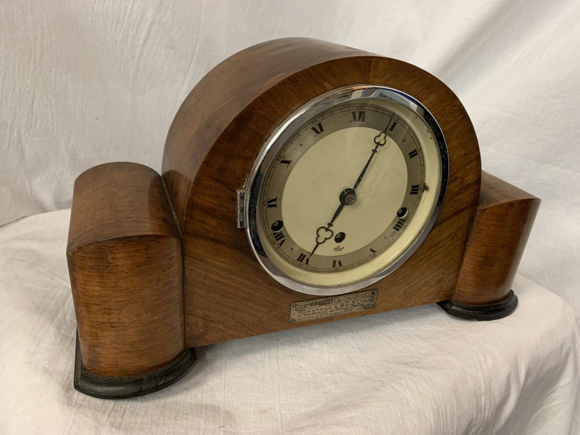 AN ART DECO EIGHT DAY STRIKING WALNUT MANTEL CLOCK WITH PRESENTATION PLAQUE AND KEY - Image 2 of 4