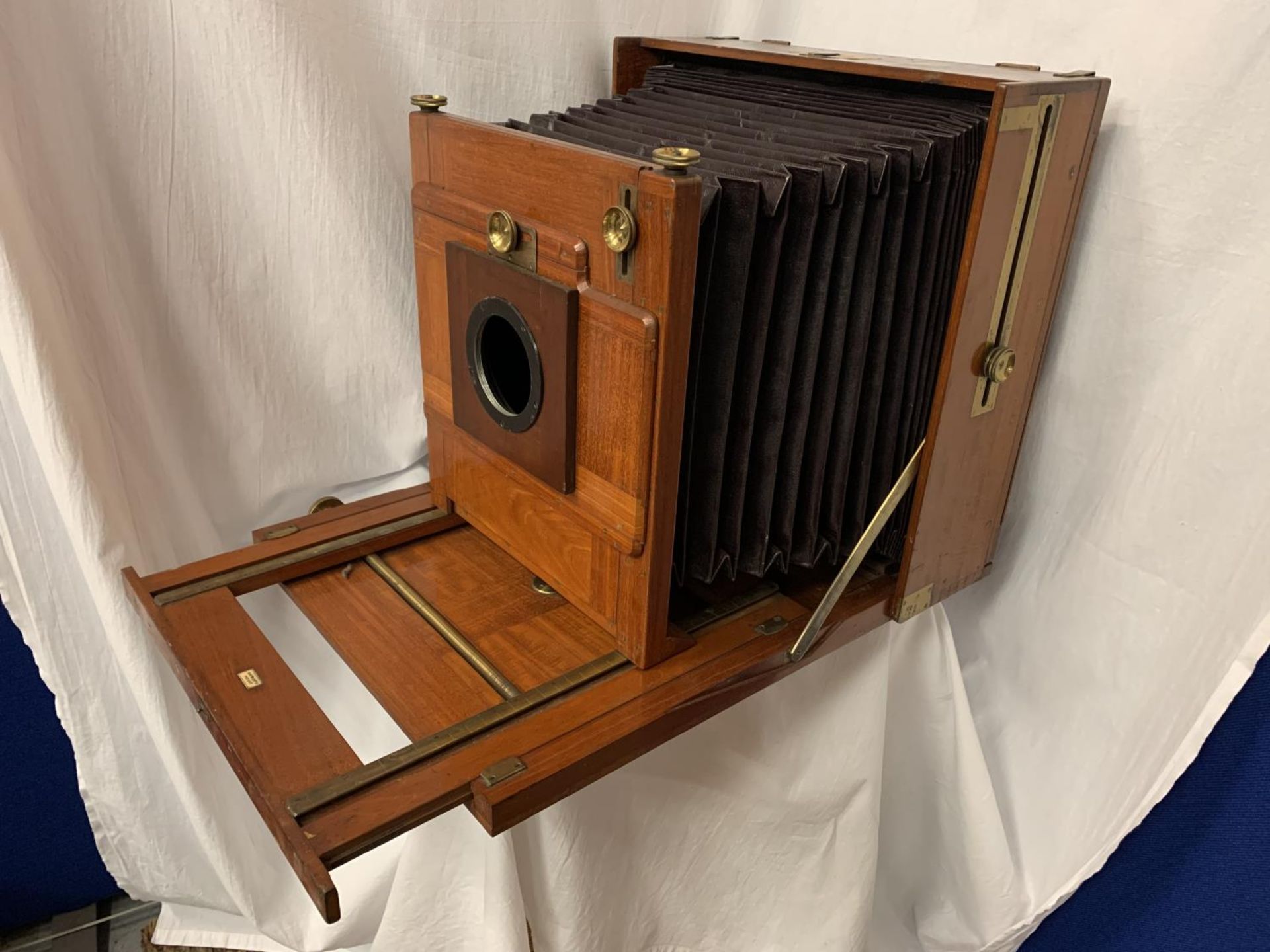 A LARGE STEREOSCOPIC & CO LTD MAHOGANY AND BRASS CAMERA (WITHOUT LENS)