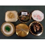 A COLLECTION OF POWDER COMPACTS TO INCLUDE STRATTON, WADSWORTH USA ETC