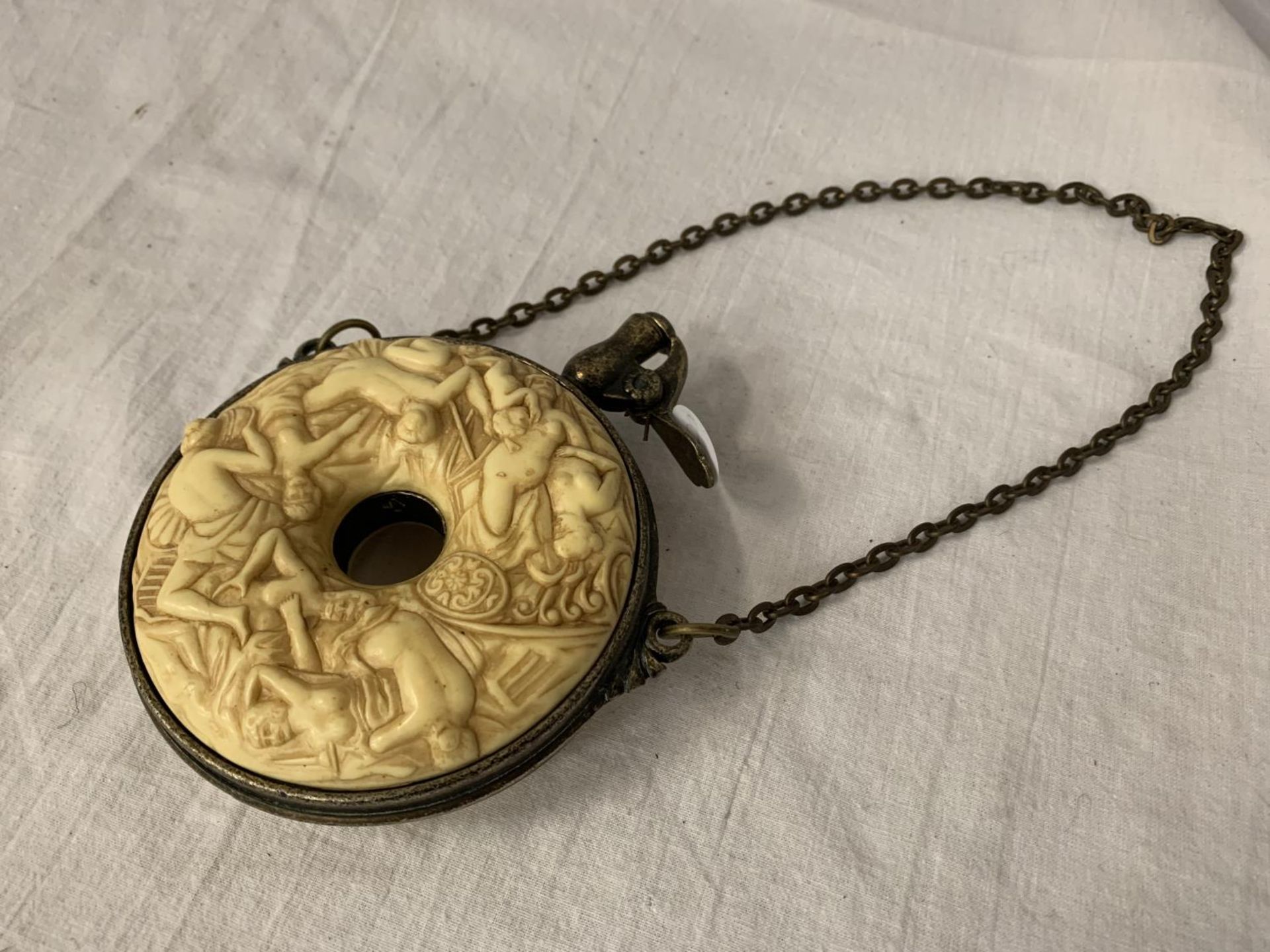 A HEAVILY CARVED GUNPOWDER FLASK WITH WHITE METAL DETAIL AND CHAIN ATTACHED DIA: 10.5CM - Image 3 of 4