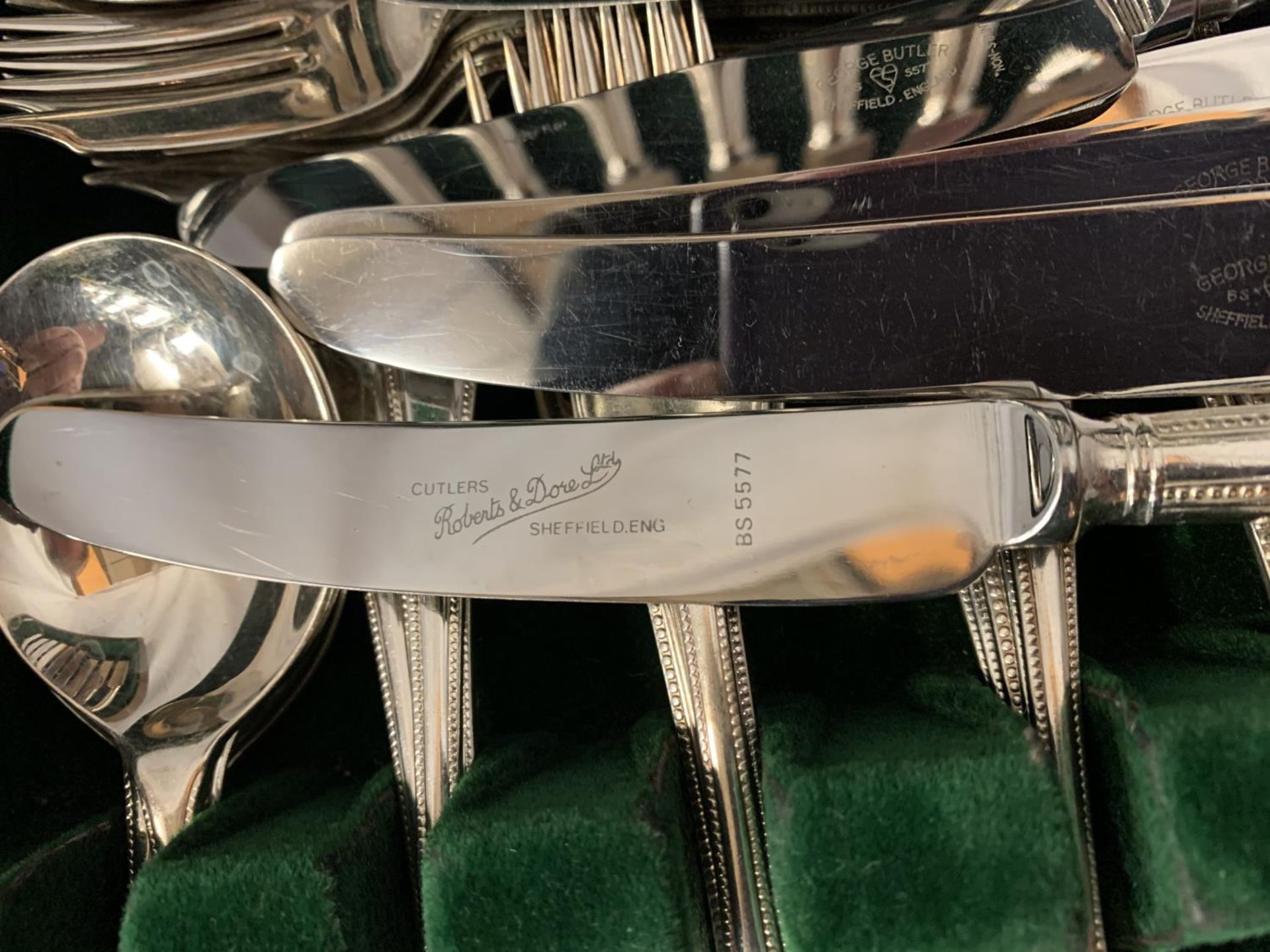 A WOODEN CANTEEN OF SIX PLACE SETTING GEORGE BUTLER, SHEFFIELD 'NON STAIN' FLATWARE - Image 4 of 6