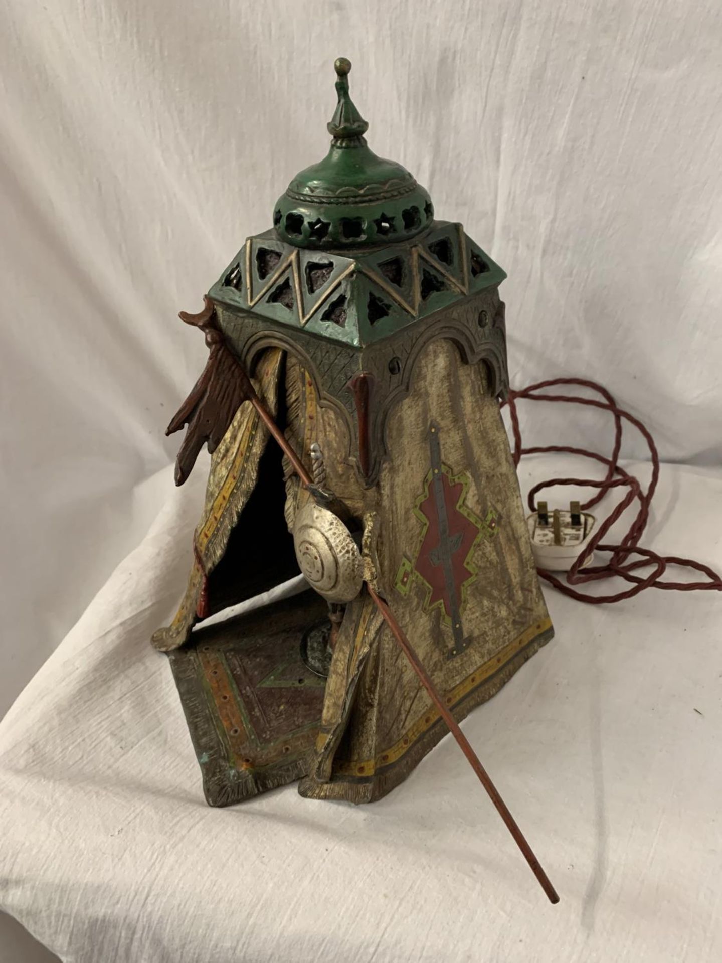 A BERGMAN STYLE COLD PAINTED BRONZE LAMP DEPICTING AN AFRICAN TRIBESMAN IN A TENT - HEIGHT - Image 2 of 5