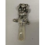 A SILVER MARKED 925 BABIES RATTLE WITH MOTHER OF PEARL HANDLE IN THE DESIGN OF A TEDDY BEAR WITH