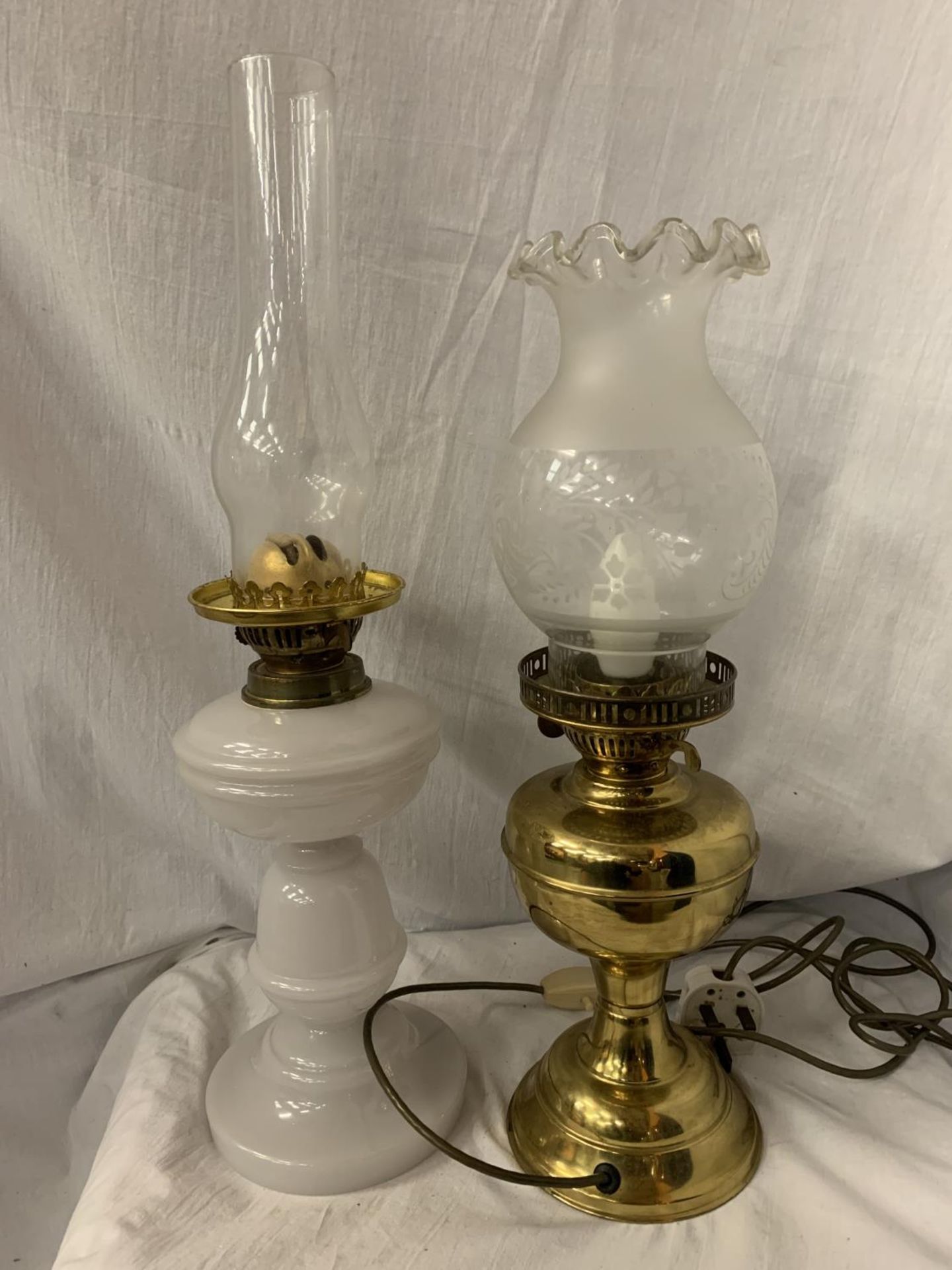 TWO OIL LAMPS, ONE WITH A WHITE GLASS BASE AND THE OTHER A BRASS EXAMPLE - Image 2 of 2