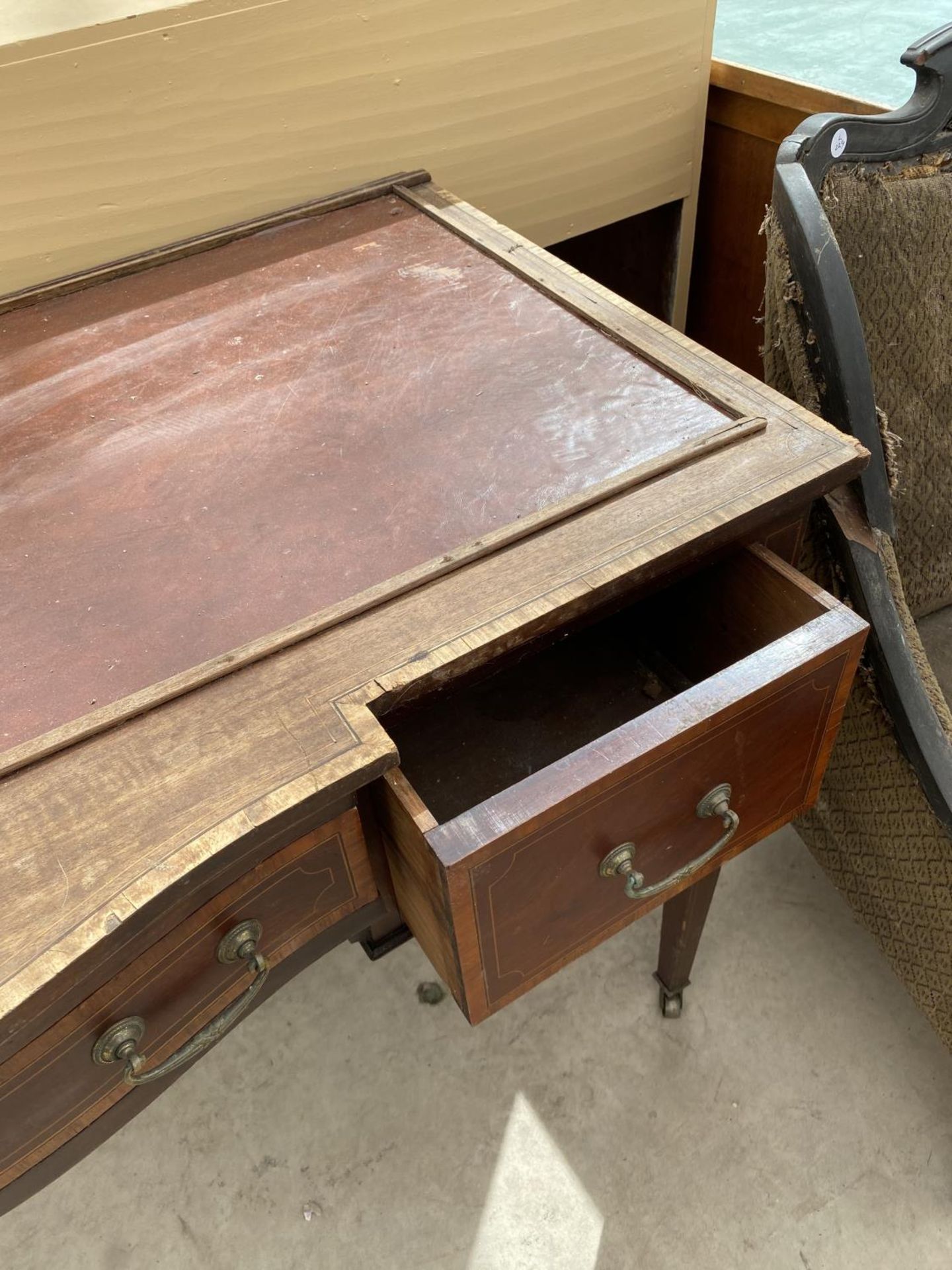 AN EDWARDIAN AND MAHOGANY INLAY DESK ON TAPERED LEGS AND SPADE FEET - Image 5 of 5