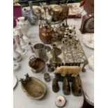 AN ASSORTMENT OF BRASS AND COPPER ITEMS TO INCLUDE A WHITE METAL TANKARD, TWO COPPER KETTLES, CANDLE