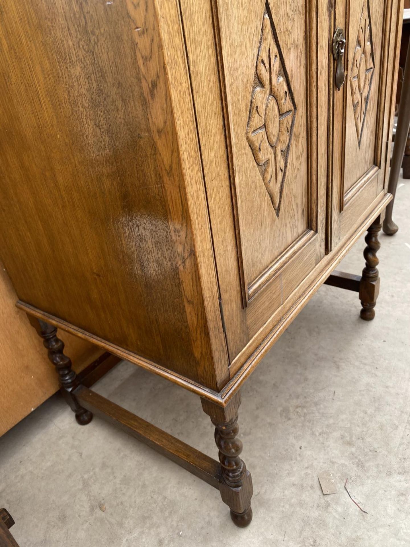 AN EARLY 20TH CENTURY TWO DOOR CABINET ON BARLEY TWIST LEGS - Image 3 of 5