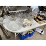 AN ASSORTMENT OF GLASS WARE TO INCLUDE A 1937 CORONATION DISH, JUGS AND TRIFLE DISHES ETC