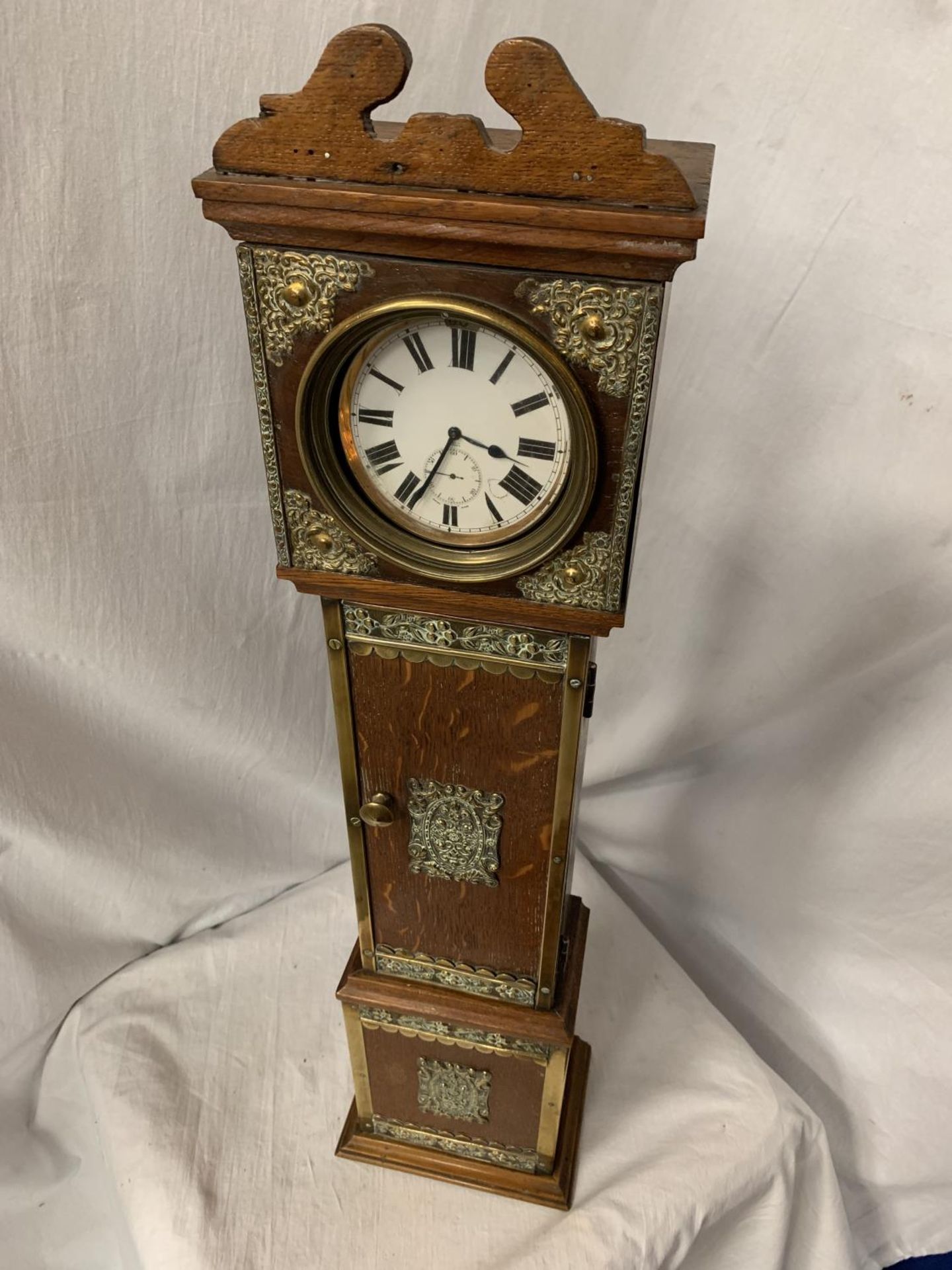 A SMALL VINTAGE OAK REPLICA GRANDMOTHER CLOCK WITH BRASS DETAIL H: APPROXIMATELY 75CM - Image 2 of 4