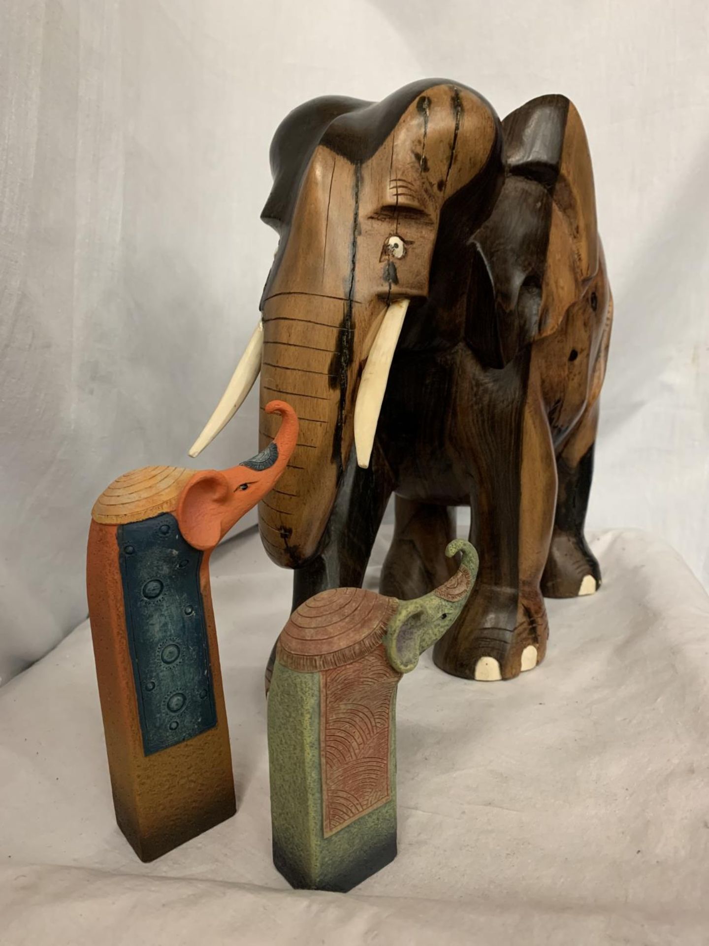 A LARGE CARVED HEAVY HARD WOOD ELEPHANT (H: APPROX. 30CM) AND TWO CERAMIC ELEPHANT ITEMS - Image 2 of 4