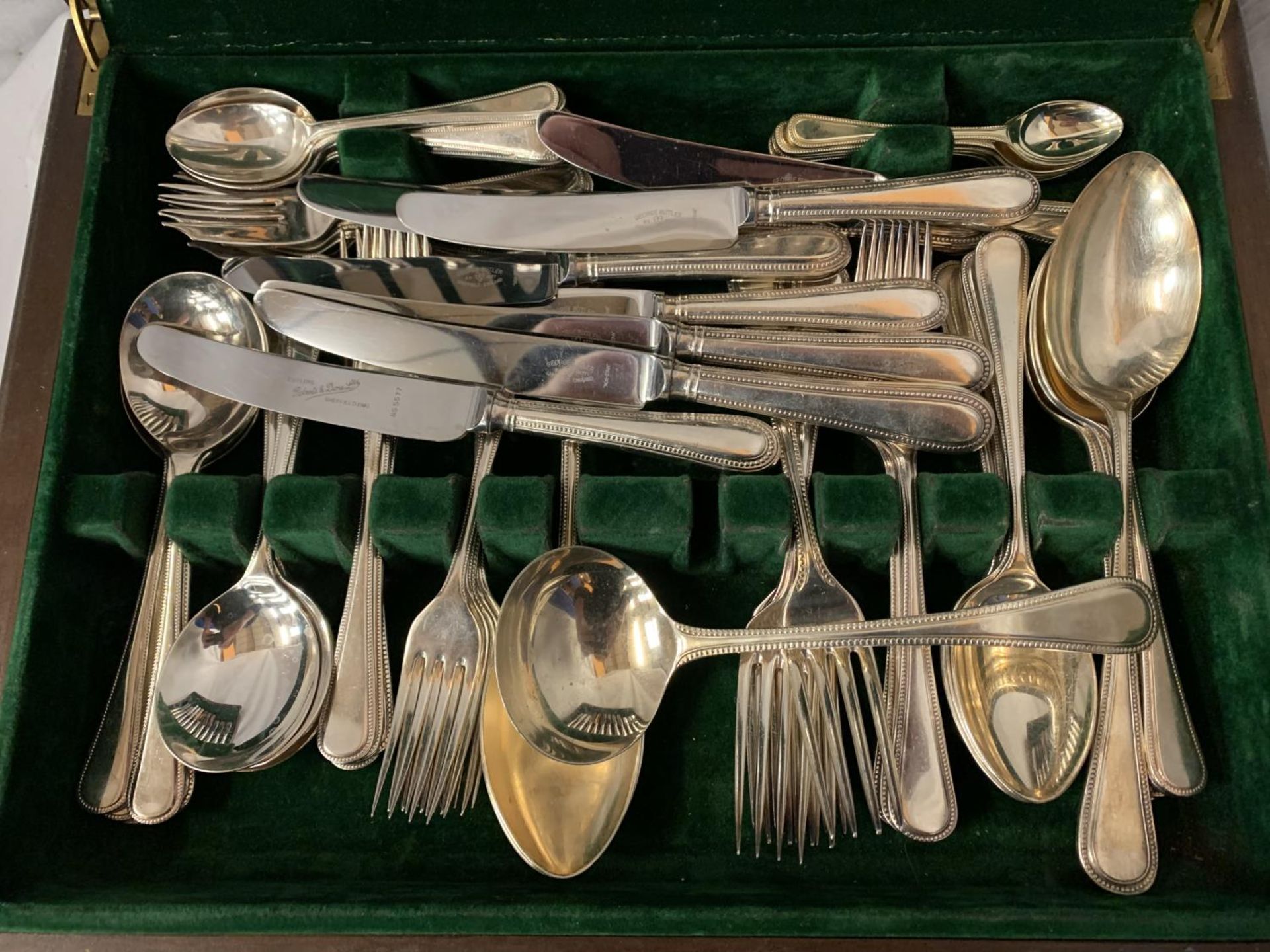 A WOODEN CANTEEN OF SIX PLACE SETTING GEORGE BUTLER, SHEFFIELD 'NON STAIN' FLATWARE - Image 3 of 6