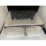 A HALLMARKED BIRMINGHAM 1905 SILVER JEWELLERY BOX WITH KEY GROSS WEIGHT 600g