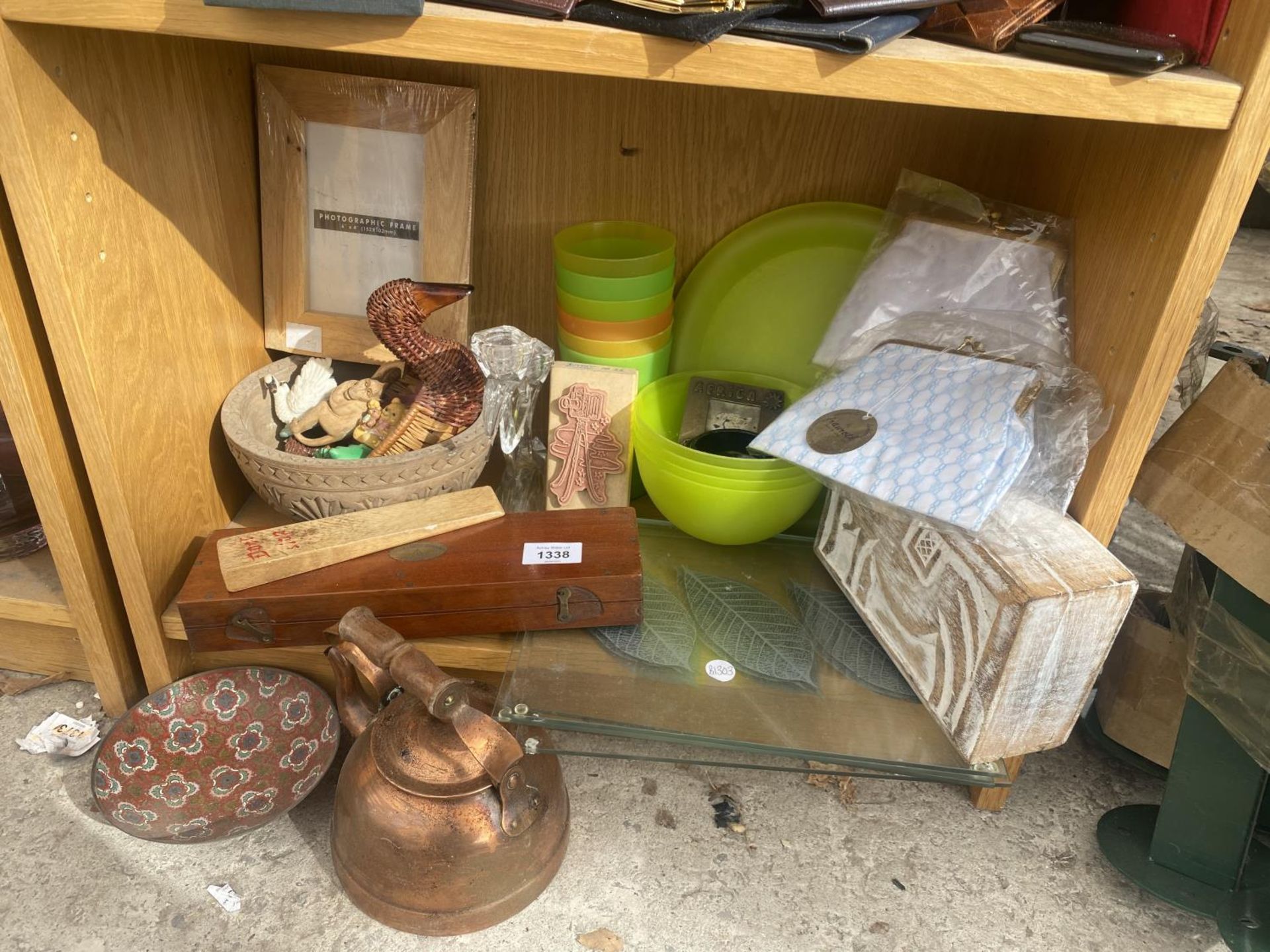 AN ASSORTMENT OF ITEMS TO INCLUDE A COPPER KETTLE, A TREEN BOX AND PURSES ETC