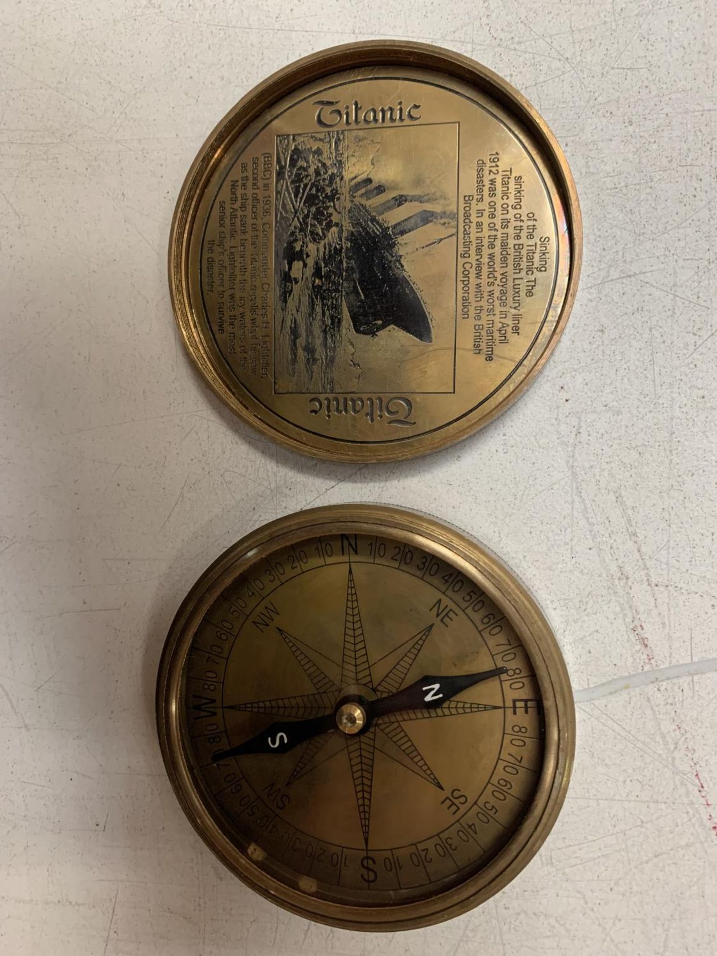 A BRASS COMPASS WITH ENGRAVING RELATING TO THE TITANIC - Image 3 of 4