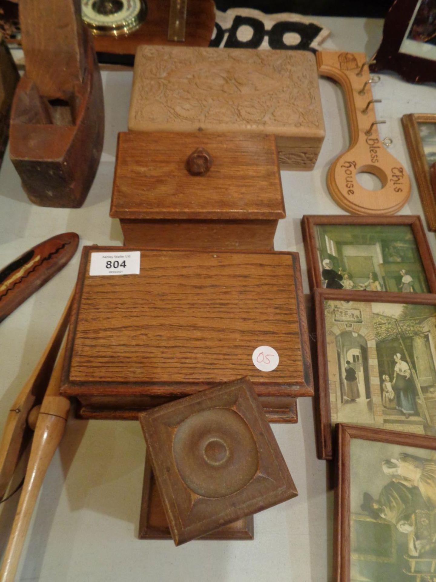 A LARGE QUANTITY OF TREEN TO INCLUDE THFREE LIDDED BOXES, A BOOMERANG, EIGHT SMALL WOODEN FRAMES ETC - Image 3 of 5