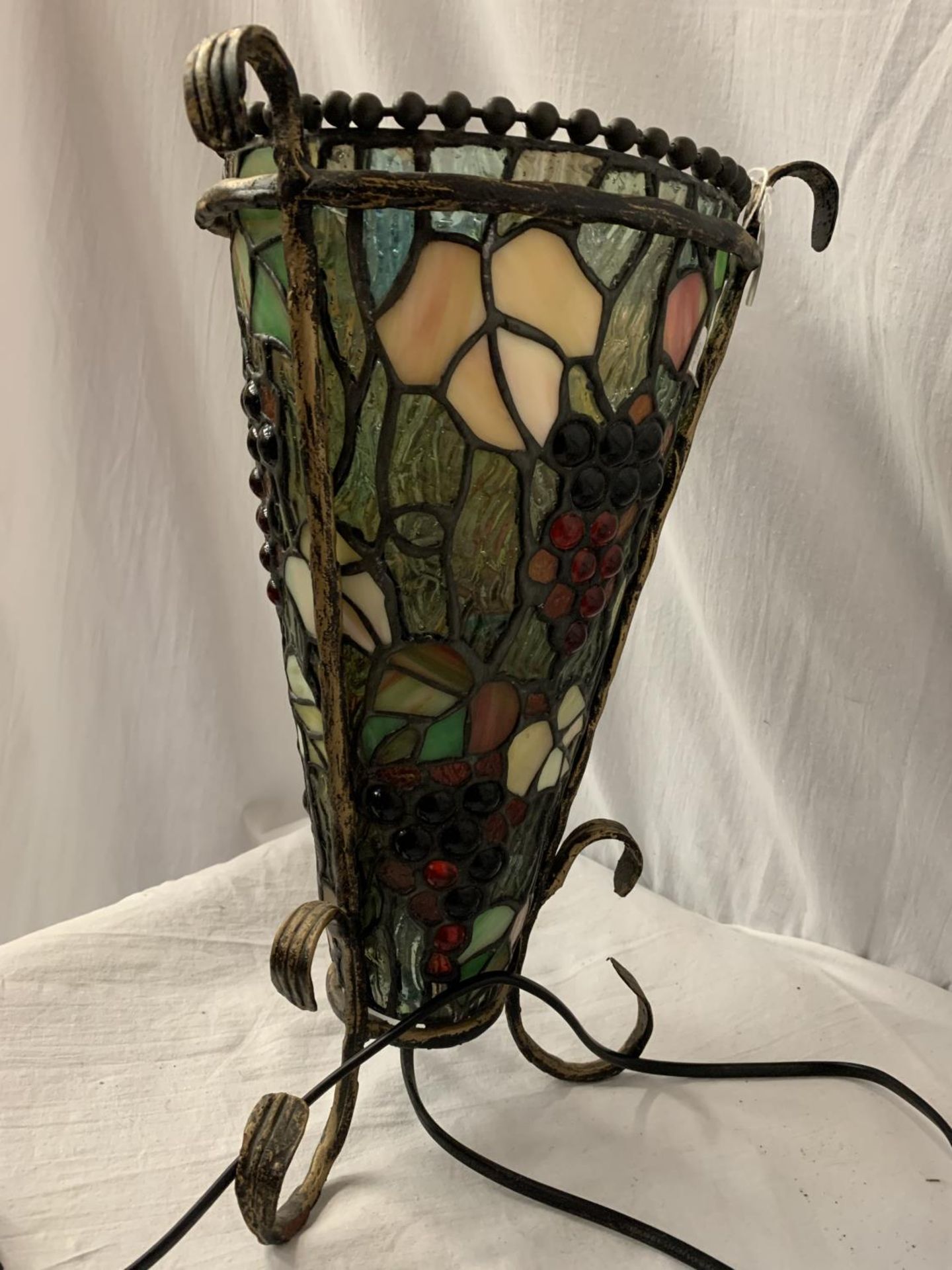 A TIFFANY STYLE VASE SHAPED LAMP H:35CM - Image 4 of 4