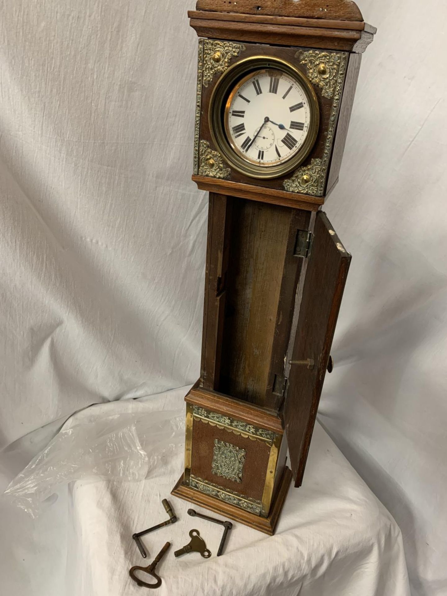 A SMALL VINTAGE OAK REPLICA GRANDMOTHER CLOCK WITH BRASS DETAIL H: APPROXIMATELY 75CM - Image 3 of 4