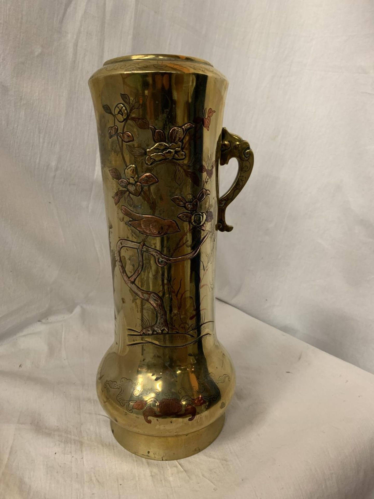 A DECORATIVE BRASS VESSEL WITH EMBOSSED COPPER AVIAN DESIGN H: 36CM - Image 4 of 4