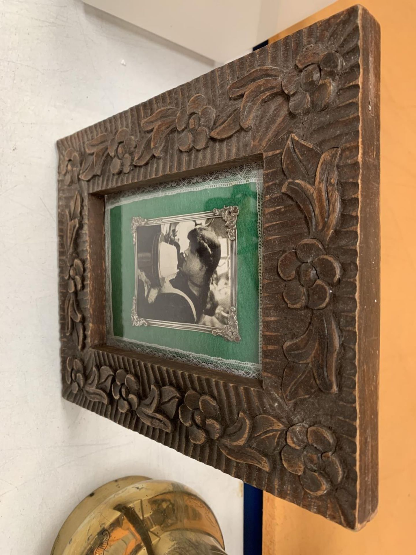 A CARVED WOODEN TABLE PICTURE FRAME WITH SILVER DETAIL 21.5CM X 26.5CM - Image 3 of 3