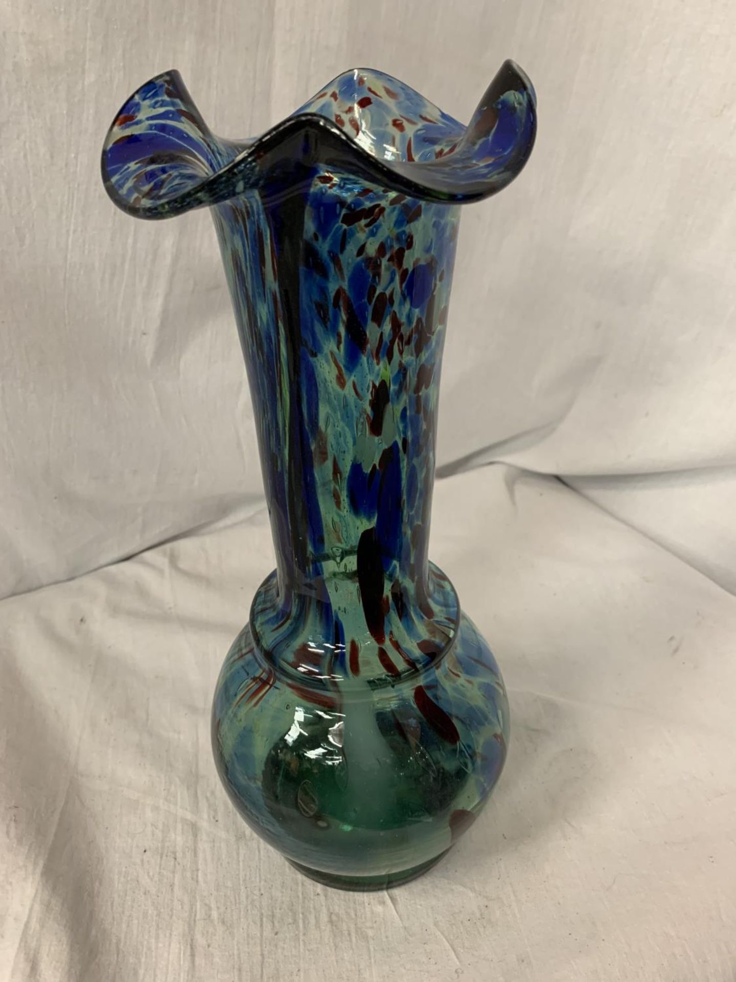 A COLOURFUL MURANO STYLE VASE H: 33CM