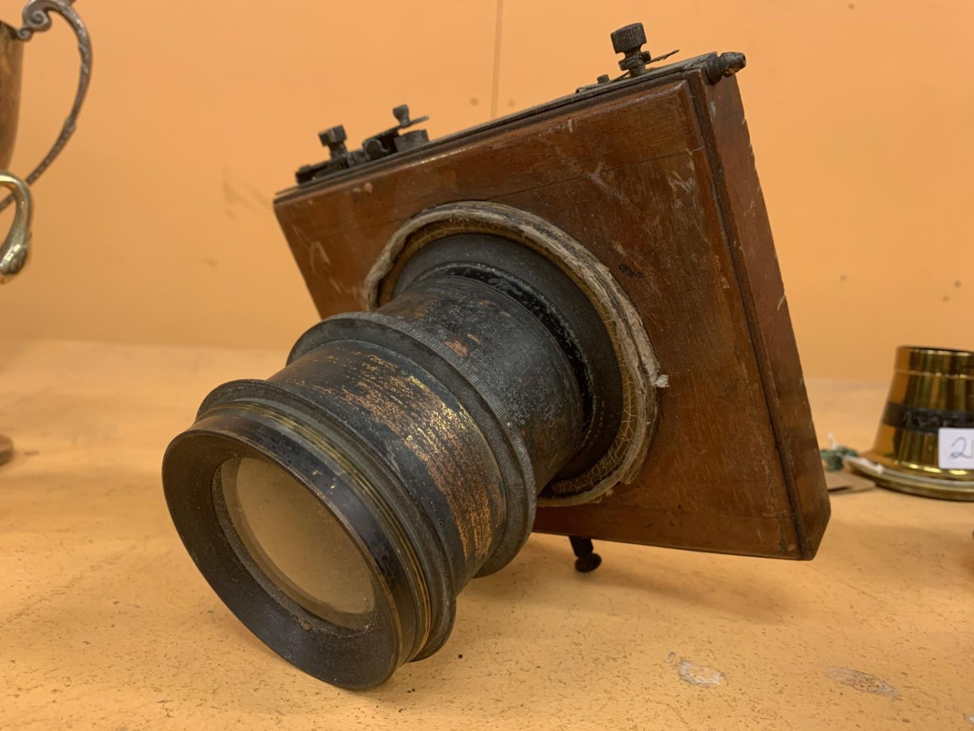 A VINTAGE BUSCH'S PORTRAIT APLANAT NO4 BRASS CAMERA LENS WITH WOODEN FRAME