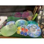 AN ASSORTMENT OF PICNIC ITEMS TO INCLUDE PLATES, CUPS AND A TRAY