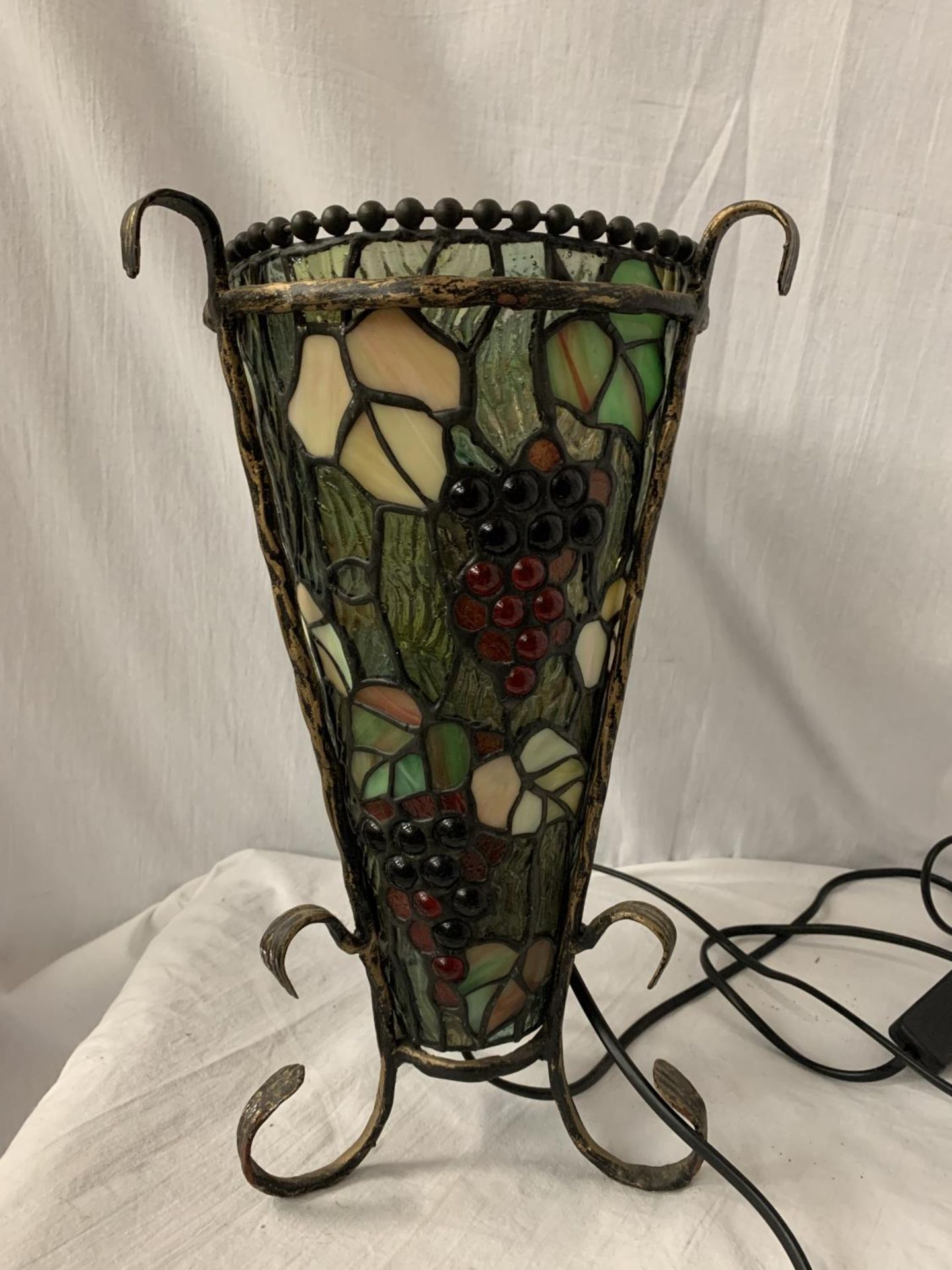 A TIFFANY STYLE VASE SHAPED LAMP H:35CM - Image 2 of 4