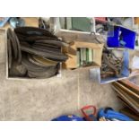 AN ASSORTMENT OF ITEMS TO INCLUDE CUTTING DISCS, TILES AND HAND TOOLS ETC