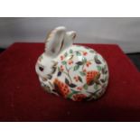 A ROYAL CROWN DERBY 'MEADOW RABBIT' SIGNED IN GOLD H: 8CM