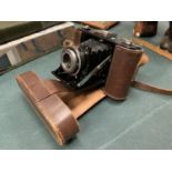 A LEATHER CASED VINTAGE ZEISS IKON CAMERA