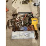 AN ASSORTMENT OF HAND TOOLS TO INCLUDE A WOOD PLANE, BRACE DRILLS AND SAWS ETC
