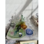 A LARGE ASSORTMENT OF GLASSWARE TO INCLUDE SUNDAE GLASSES, PAPER WEIGHTS AND DECANTORS ETC