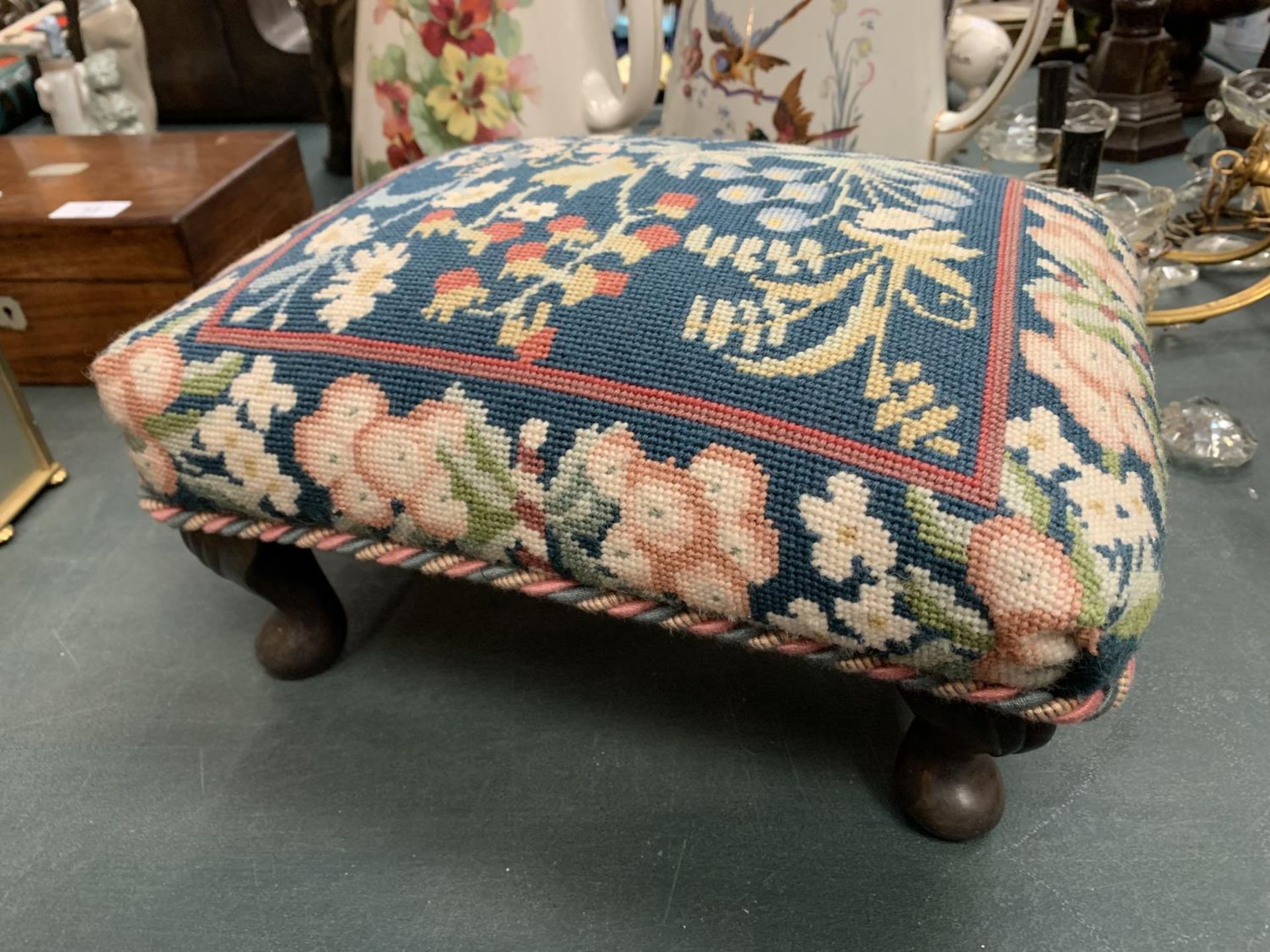 A SMALL VINTAGE FOOTSTOOL WITH MAHOGANY LEGS AND A TAPESTRY TOP 37CM X 25CM X 15CM - Image 3 of 3