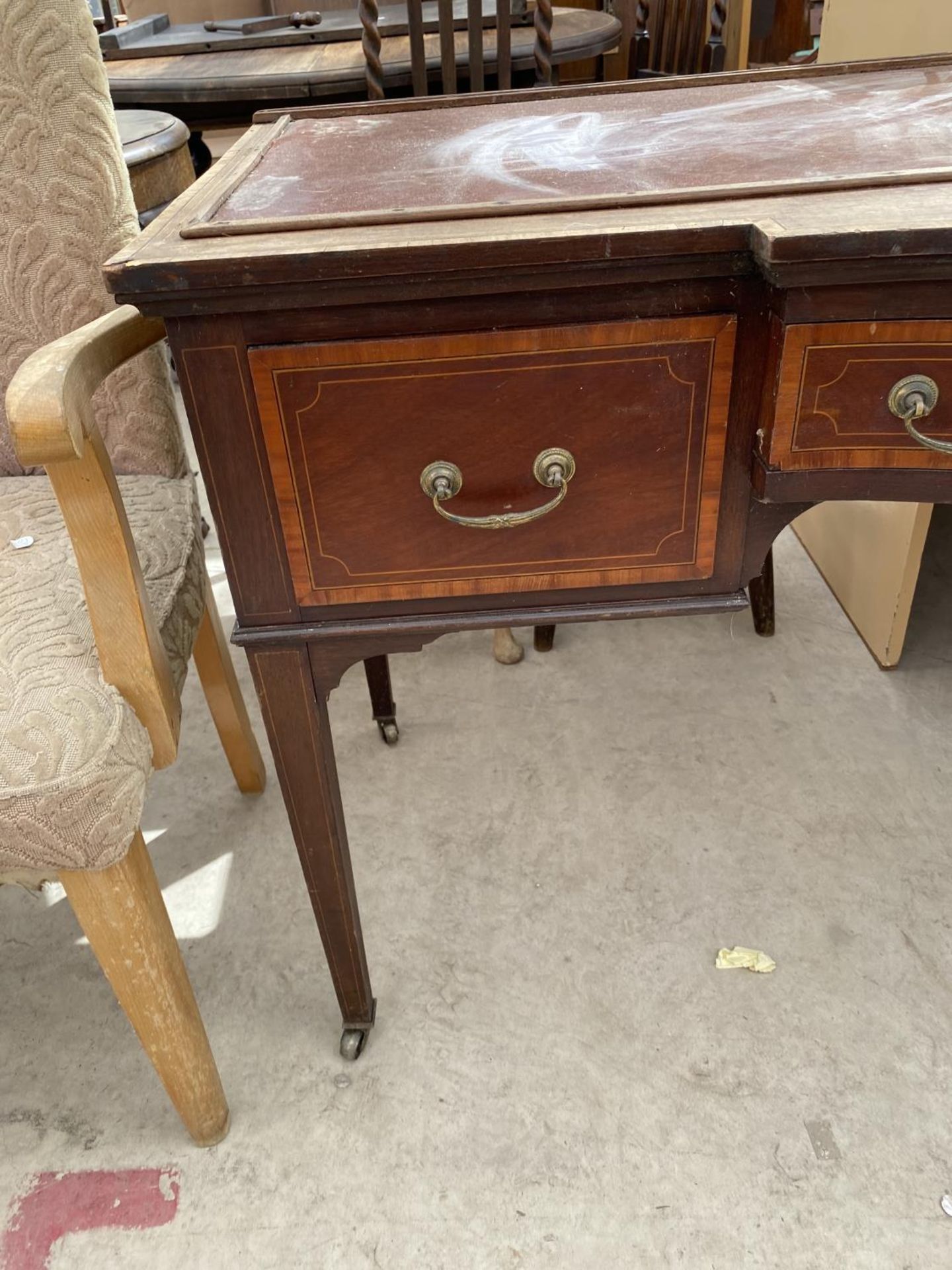 AN EDWARDIAN AND MAHOGANY INLAY DESK ON TAPERED LEGS AND SPADE FEET - Image 4 of 5