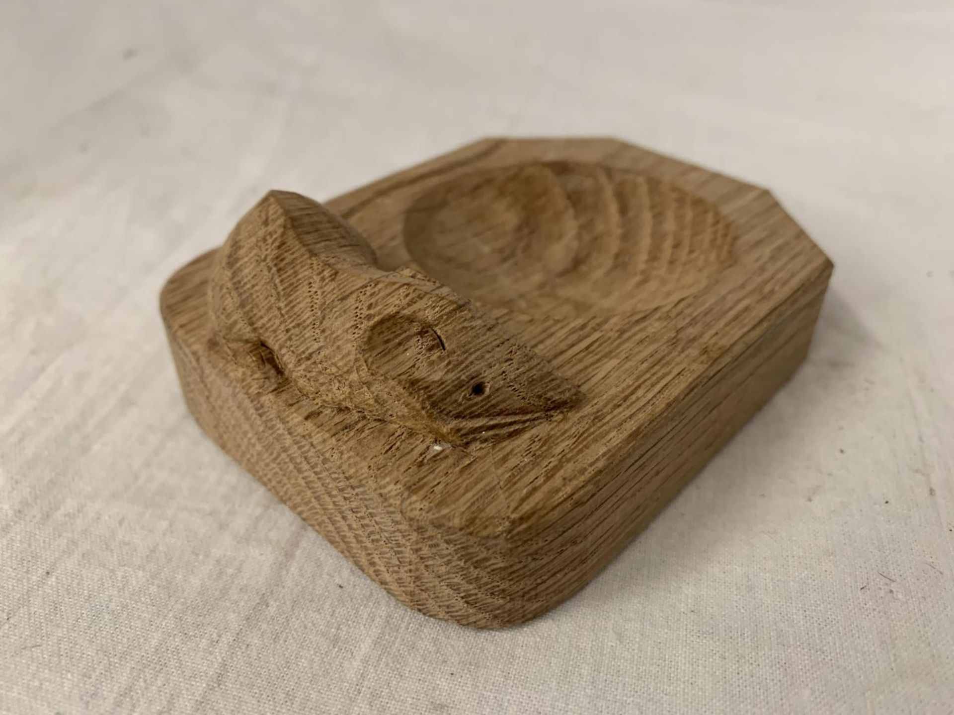 A ROBERT THOMPSON "MOUSEMAN" CARVED OAK TRINKET/ ASH TRAY WITH MOUSE INSIGNIA - Image 2 of 4