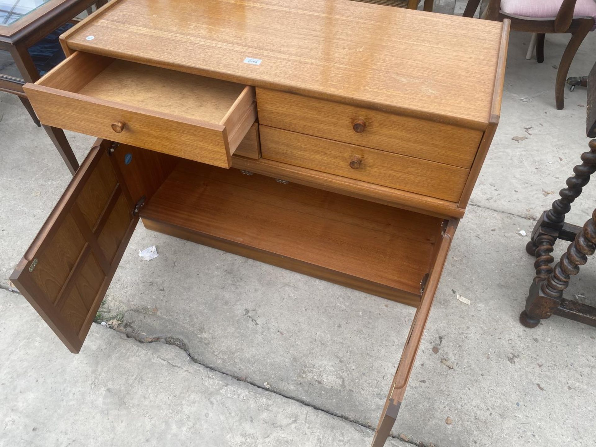 A RETRO NATHAN TEAK UNIT 40 INCHES WIDE - Image 2 of 3