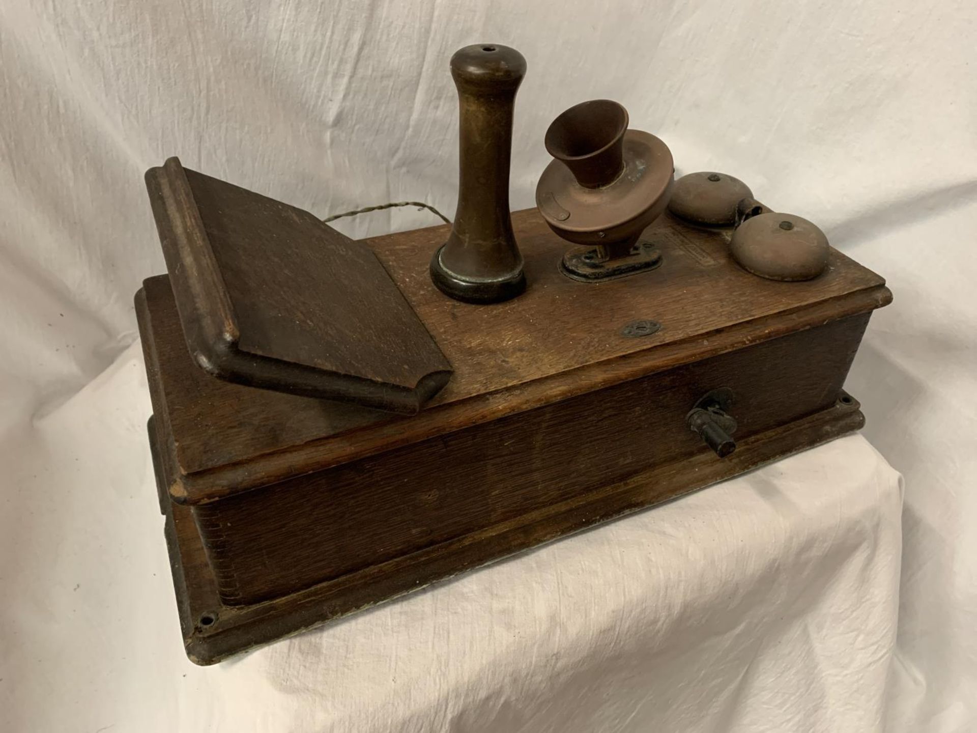 A VINTAGE TELEPHONE WITH DAFFODIL HANDSET AND METAL DOMED BELLS IN AN OAK WALL CASE - Image 2 of 4