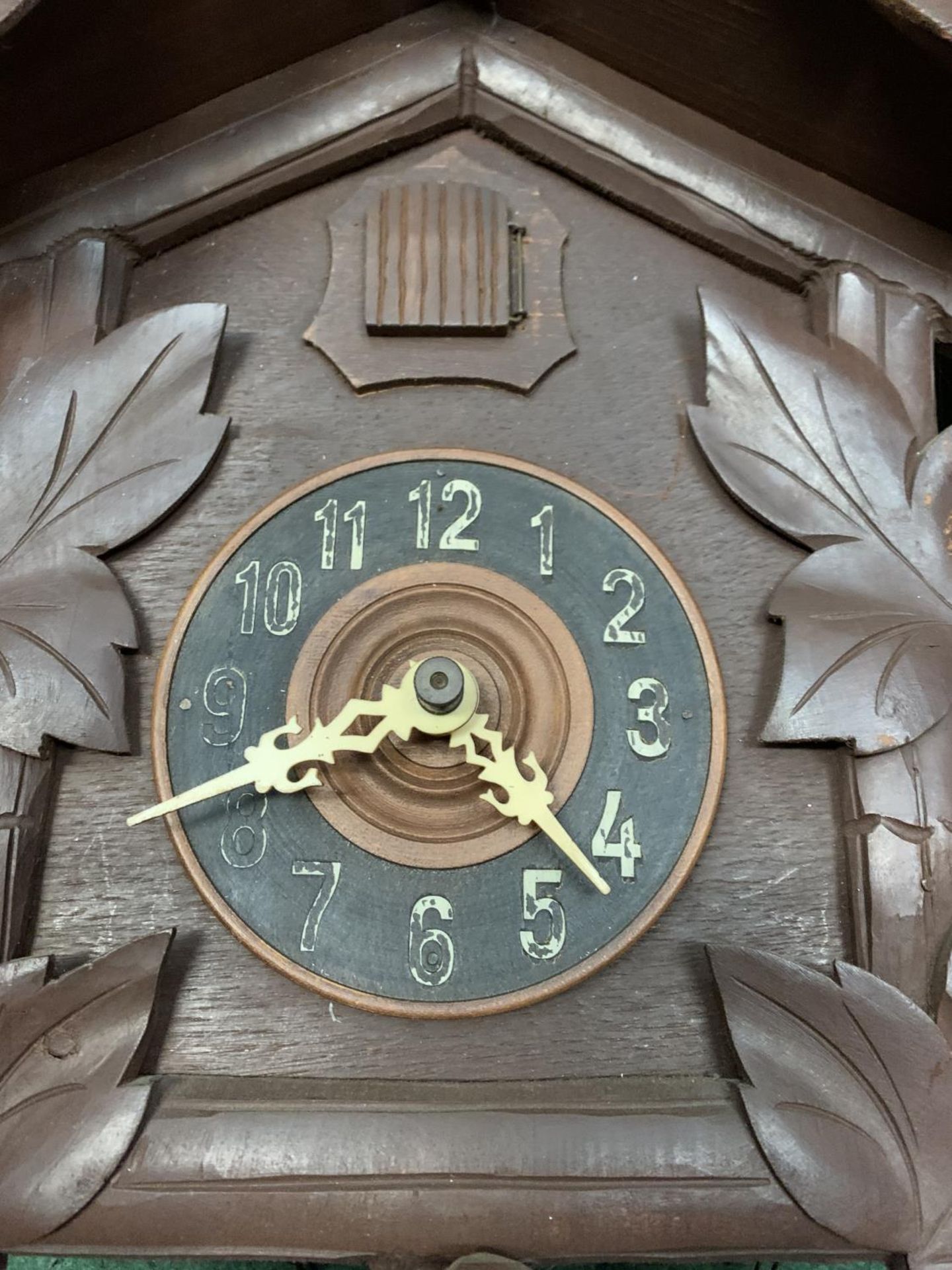 A DECORATIVE WOODEN CUCKOO CLOCK WITH WEIGHTS - Image 2 of 5