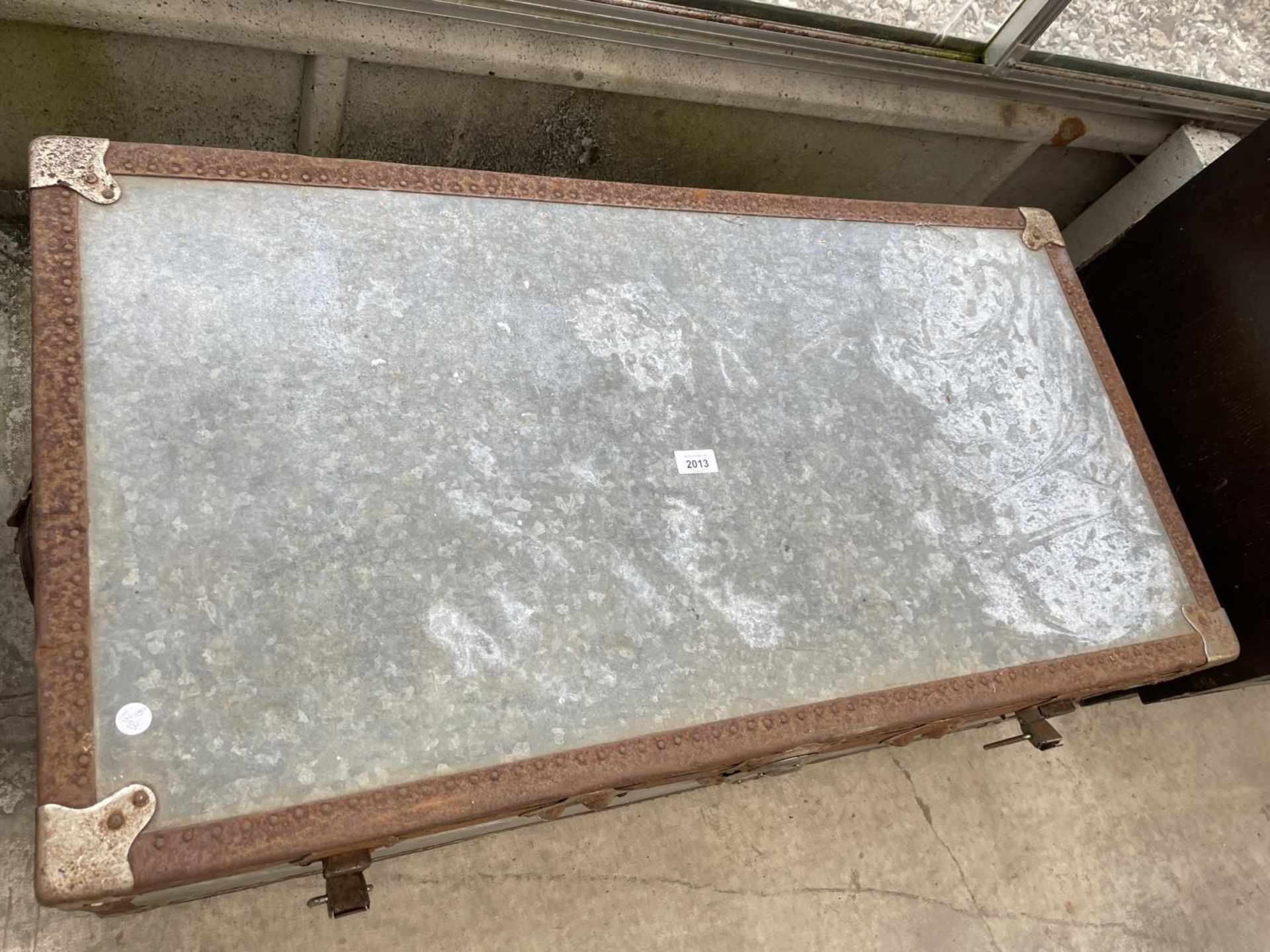 A SUBSTANTIAL GALVANISED METAL TRAVELLING TRUNK, 40X21" - Image 2 of 4