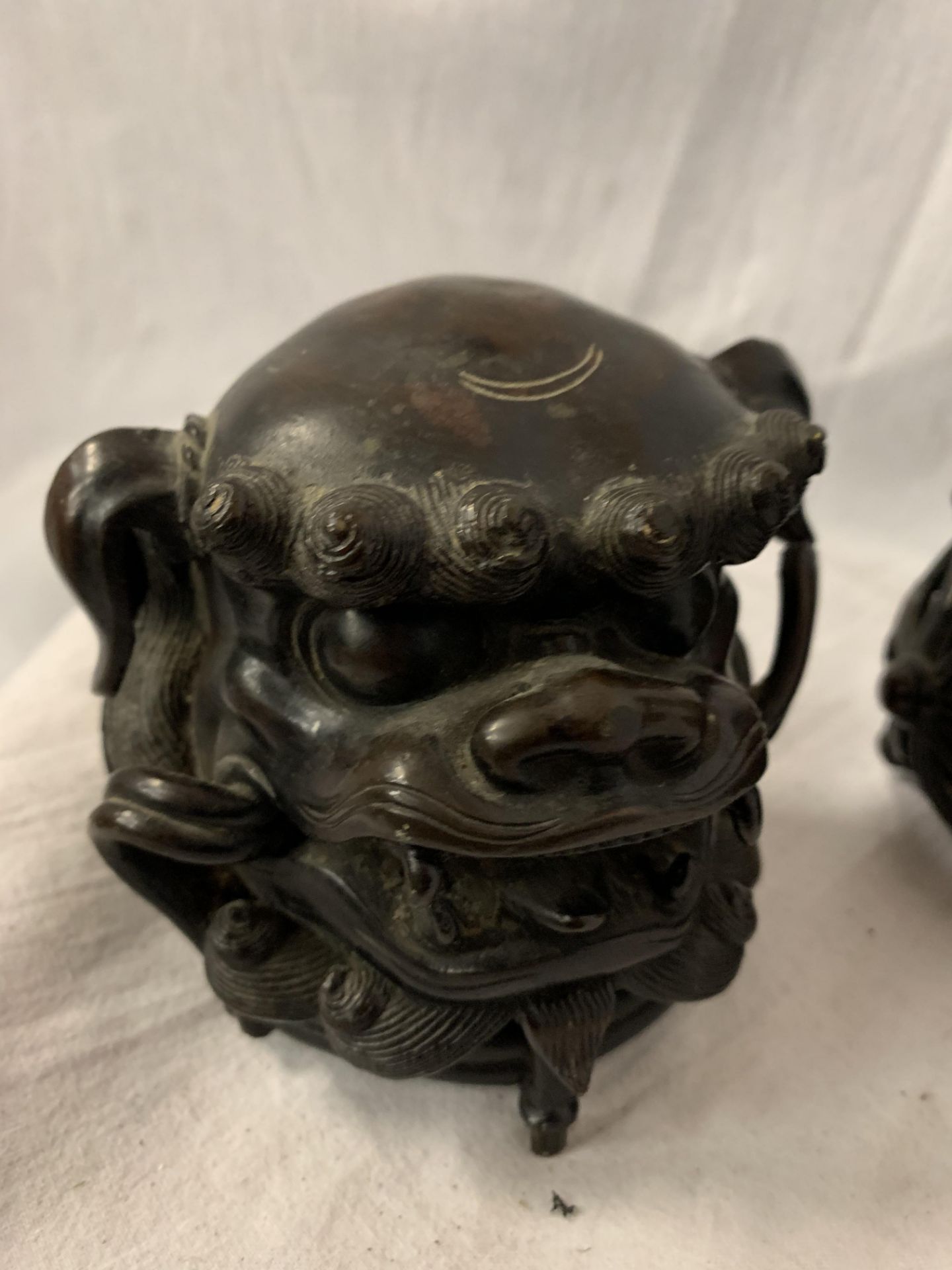 AN ORIENTAL BRONZE LION FOO DOG INCENSE BURNER H:26CM - Image 4 of 7