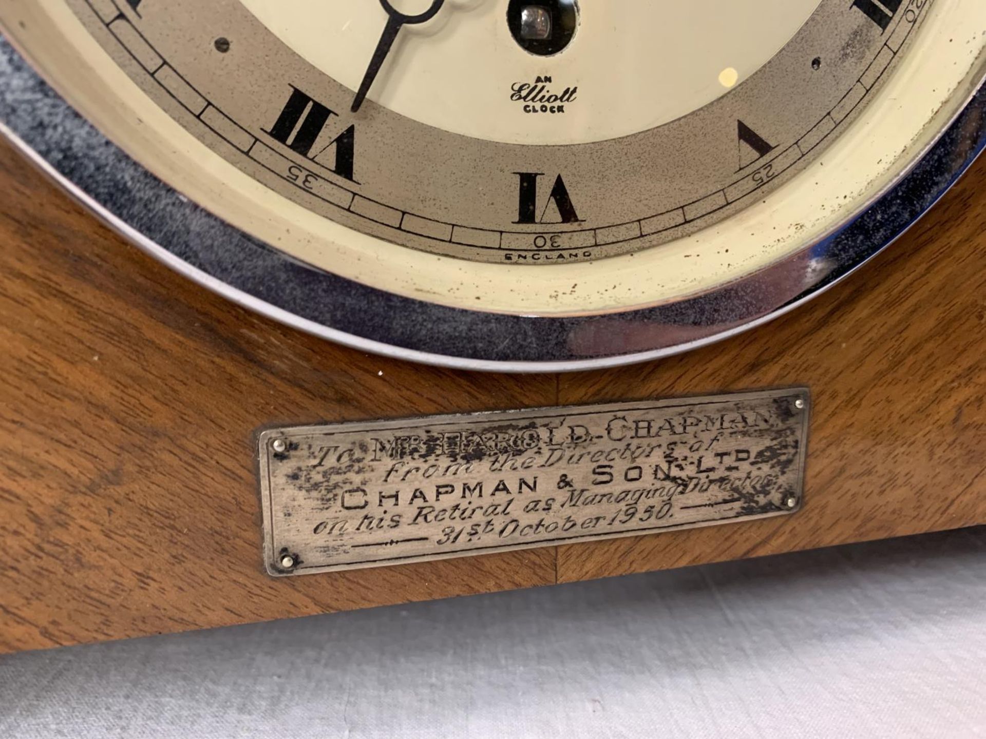 AN ART DECO EIGHT DAY STRIKING WALNUT MANTEL CLOCK WITH PRESENTATION PLAQUE AND KEY - Image 3 of 4